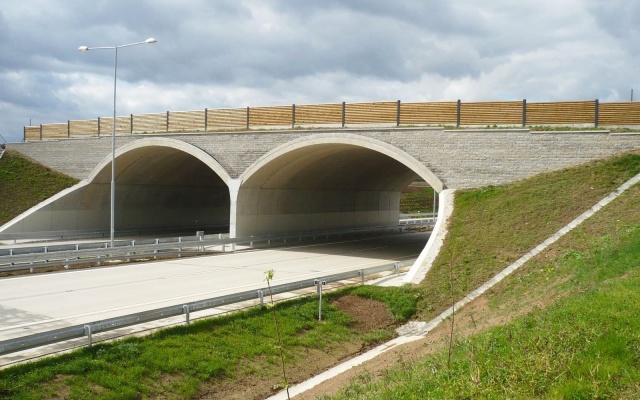 Ekodukty na silničním okruhu kolem Prahy na úseku mezi Vestcem a Lahovicemi