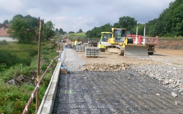 Opěrná zeď ze systému Tensartech TW1 na železničním koridoru Votice - Benešov