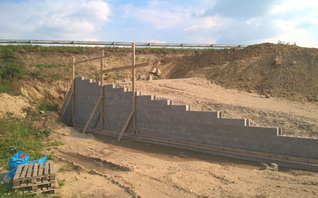 Vyztužená zeď u opěry mostu na dálnici D1 Senec - Blatné, křižovatka Blatné