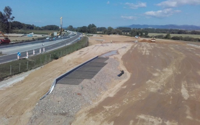 Vyztužená opěrná zeď u opěry mostu na dálnici D1 v úseku Budimír - Bidovce