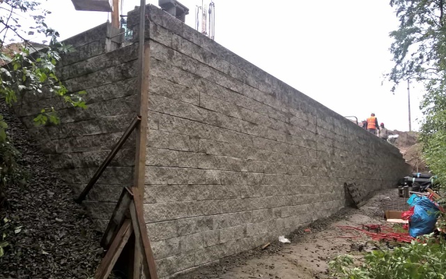 Žďár nad Sázavou, novostavba RD, opěrná zeď z vyztužené zeminy