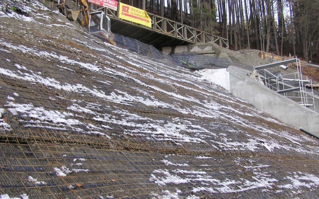 Zpevnění svahů výjezdového portálu tunelu Hněvkov II