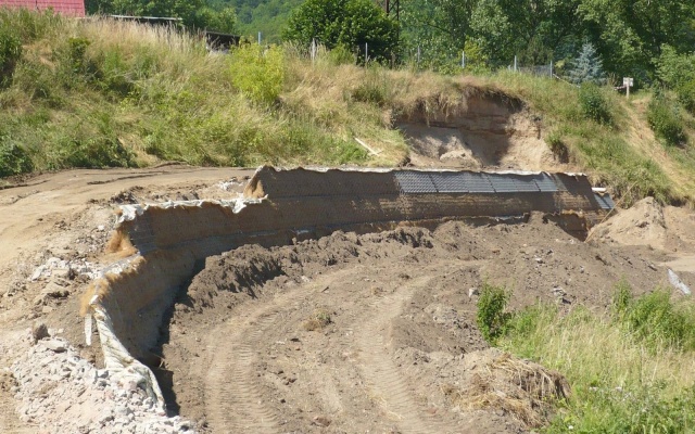 Nájezdová rampa z vyztužené zeminy ve Valtířově
