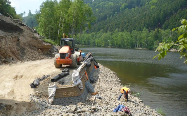 Vybudování zpevněných ploch na svažitém pozemku u Karlových Varů