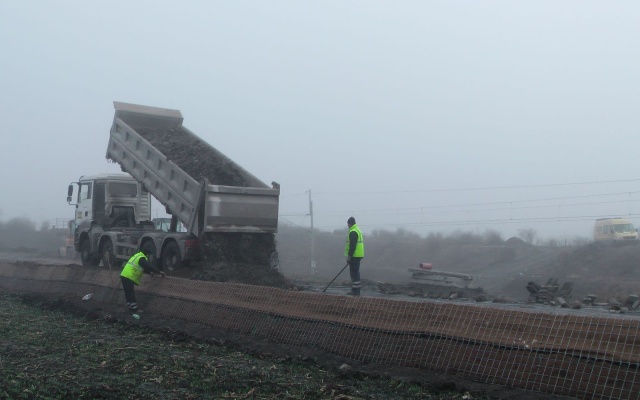 Ochranný protipovodňový val na železniční trati Zaječí–Šakvice