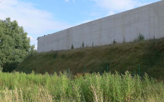 Strmý svah se silážní jámou v koruně ve Velké Bíteši