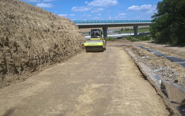 Terminál na R1 - Beladice, strmý svah z vyztužené zeminy