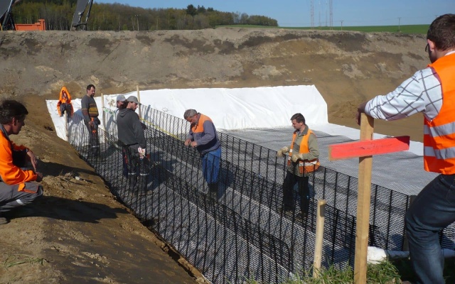 Založení nově budovaného násypu rekonstruované silnice II/405 Příseka–Brtnice