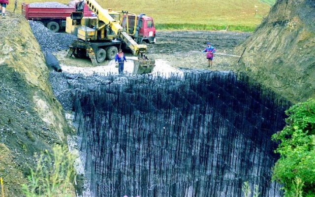 Sanace železničního násypu nedaleko Holubic