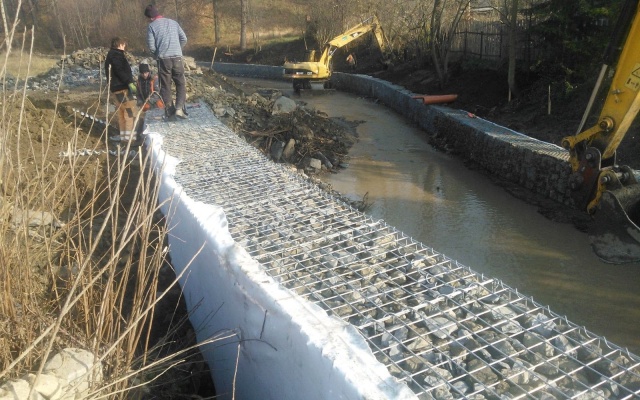 Oprava koryta potoka po povodních pomocí gabionových zdí v Závišicích