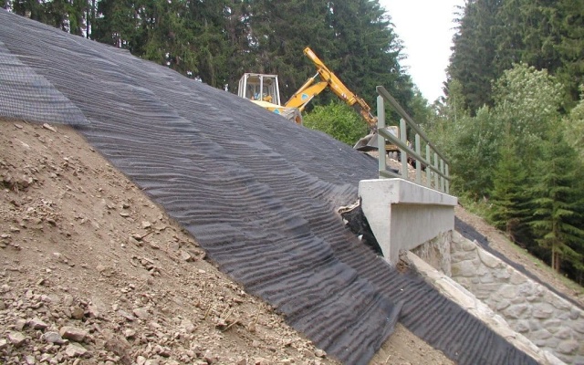 Protierozní ochrana křídel železničního mostu u obce Urbaneč