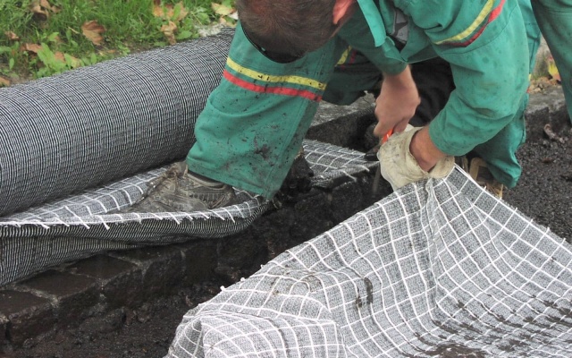 Celoplošná ochrana před trhlinami na ulici Koliště v Brně