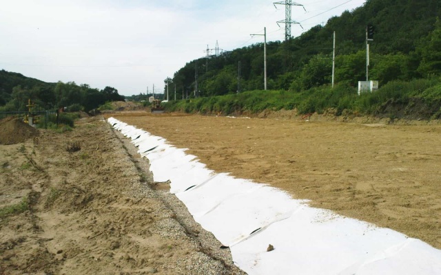 Odvodnění násypového tělesa přeložené silnice v Roztokách u Prahy