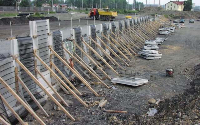 Opěrná zeď z velkoplošných panelů na dálnici D47 v Ostravě (rampa 8 MÚK Rudná)