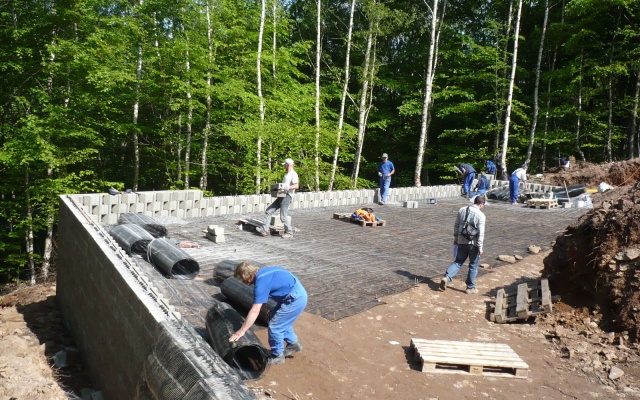 Opěrná zeď vyrovnávající strmý terén stanice lanové dráhy sjezdovky v Klínech