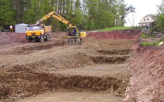 Mostní opěra a opěrná zeď na přeložce silnice I/16 Vestřev - Chotěvice