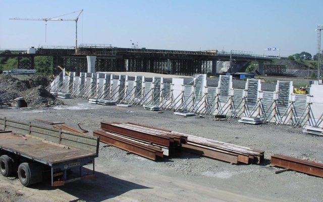 Opěrná zeď z velkoplošných panelů na dálnici D47 v Ostravě (rampa 3 MÚK Rudná)