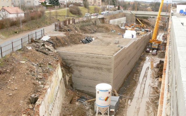 Opěrná zeď v areálu obchodního centra v Jihlavě