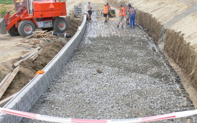 Opěrné zdi ze systému Tensartech TW1 a vyztužené strmé svahy v Bučovicích