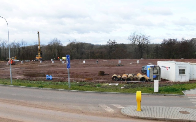 Opěrná zeď s lícem z přírodního kamene v Ivančicích