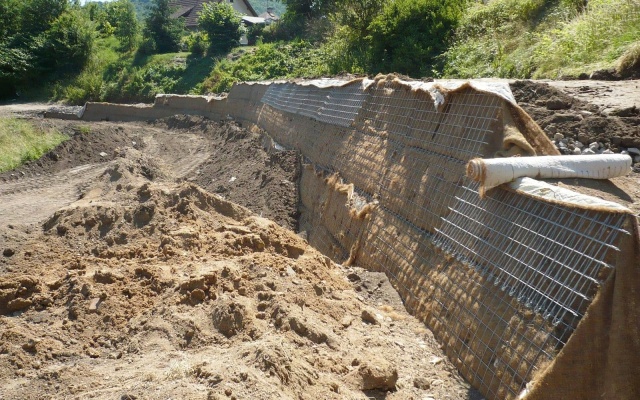 Nájezdová rampa z vyztužené zeminy ve Valtířově