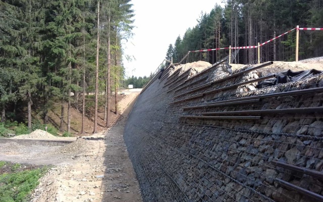 Strmé svahy z vyztužené zeminy realizované v rámci přeložky silnice II/150