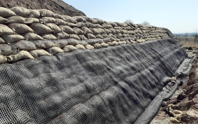 Strmý svah na hranici pozemku – technologické centrum Švédské šance