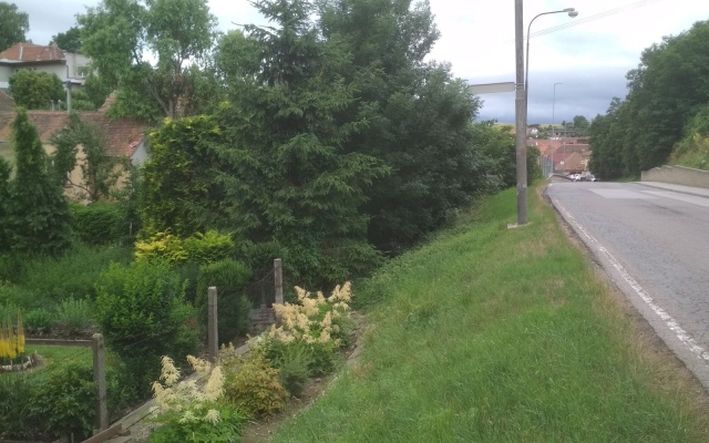 Jemnice, armovaný svah pod silnicí