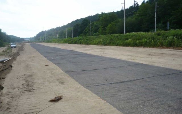 Odvodnění násypového tělesa přeložené silnice v Roztokách u Prahy