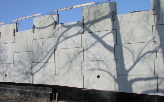 Opěrná zeď z velkoplošných panelů v Ostravě (u Zeleniny)