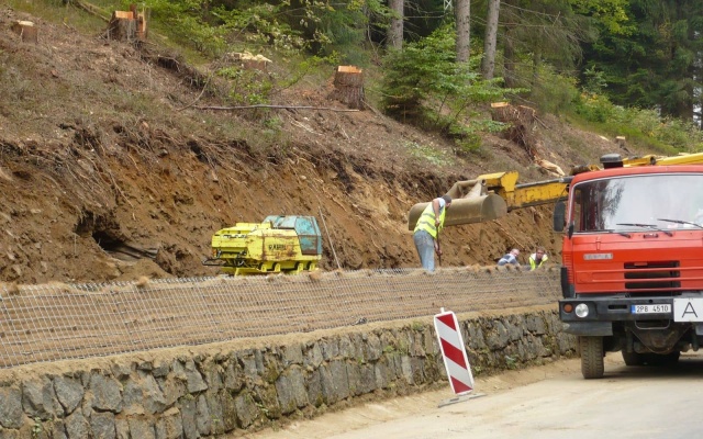Výškové oddělení silnice a cyklostezky strmým svahem v Prášilech na Šumavě