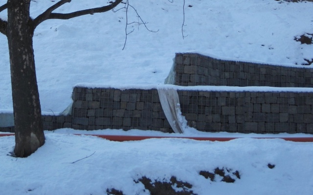 Gabionová zídka u zámečku Barca v Košicích