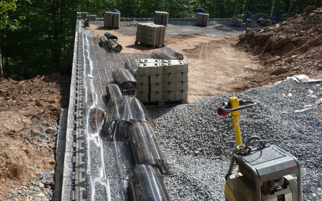 Opěrná zeď vyrovnávající strmý terén stanice lanové dráhy sjezdovky v Klínech