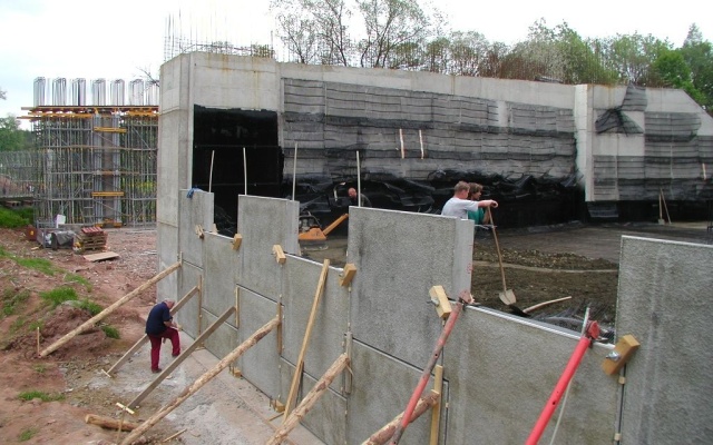 Mostní opěra a opěrná zeď na přeložce silnice I/16 Vestřev - Chotěvice