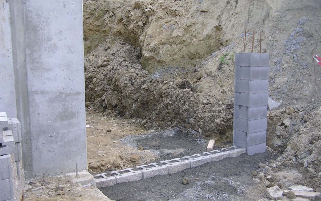 Opěrná zeď na železniční trati Třebovice - Rudoltice