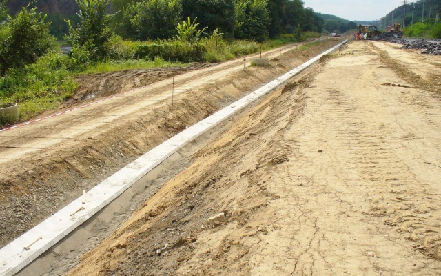 Odvodnění násypového tělesa přeložené silnice v Roztokách u Prahy