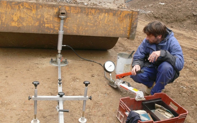 Opěrná zeď v areálu obchodního centra v Jihlavě