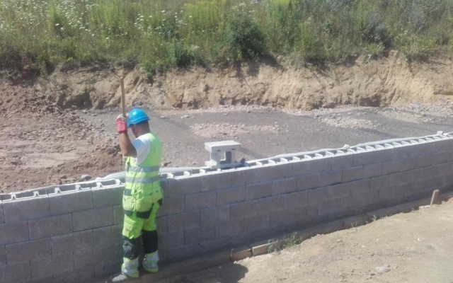 Vyztužená opěrná zeď u opěry mostu na dálnici D1 v úseku Budimír - Bidovce