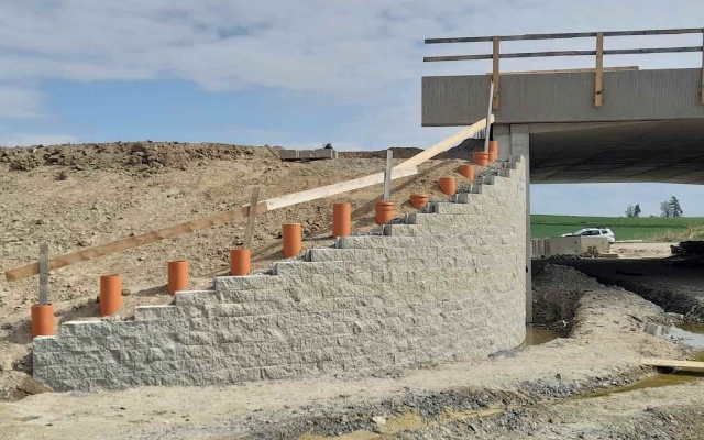 Vyztužená křídla mostu na dálnici D35, Časy - Ostrov