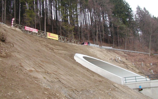 Zpevnění svahů výjezdového portálu tunelu Hněvkov II