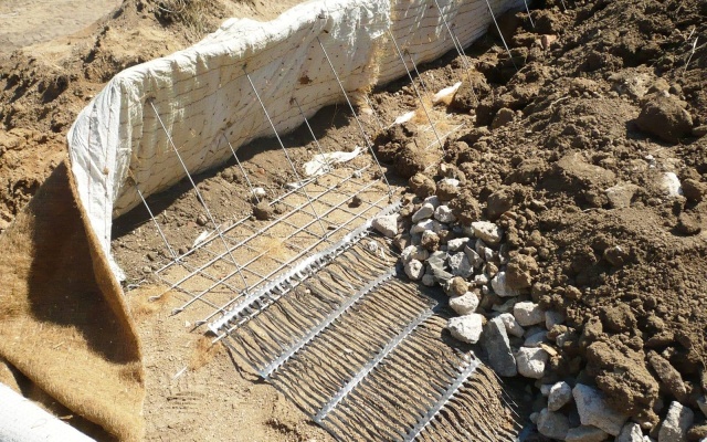 Nájezdová rampa z vyztužené zeminy ve Valtířově