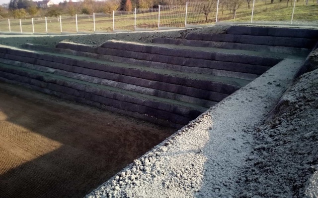 Sanace zárubní zdi na fotbalovém hřišti v Dolním Němčí