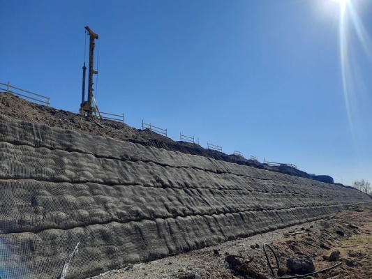 Strmý svah na hranici pozemku – technologické centrum Švédské šance