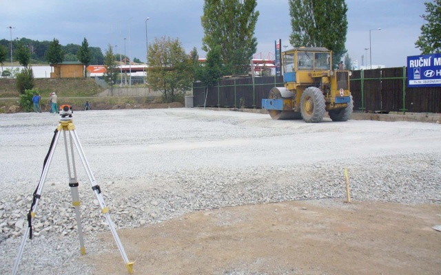 Založení haly na podmáčeném území pomocí roznášecí platformy s geomřížemi Tensar