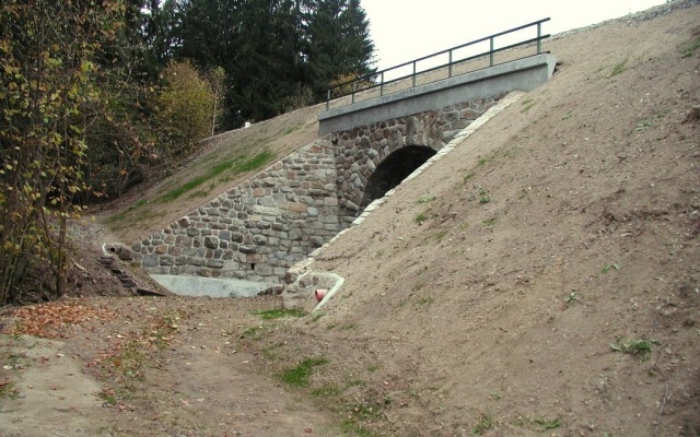 Protierozní ochrana křídel železničního mostu u obce Urbaneč