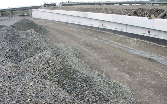 Opěrná zeď z velkoplošných panelů na dálnici D47 v Ostravě (rampa 3 MÚK Rudná)