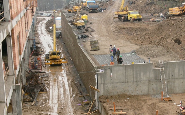 Opěrná zeď v areálu obchodního centra v Jihlavě