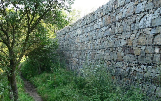 Opěrná zeď s lícem z přírodního kamene v Ivančicích