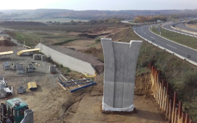 Vyztužená opěrná zeď u opěry mostu na dálnici D1 v úseku Budimír - Bidovce