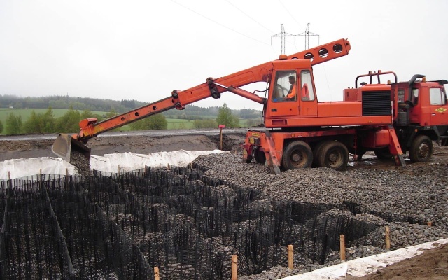Založení nově budovaného násypu rekonstruované silnice II/405 Příseka–Brtnice